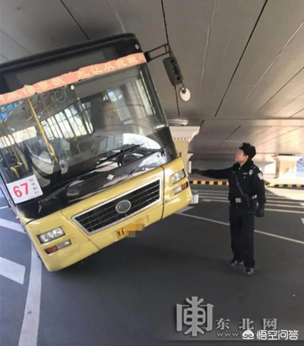 哈尔滨一67路公交车“崴脚”被卡二环桥下,你怎么看待这件事?
