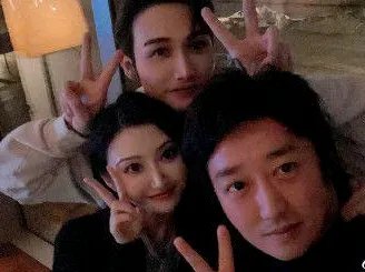 美颜滤镜下的景甜张彬彬脸部变形,为何明星在美颜滤镜下颜值不增反减?
