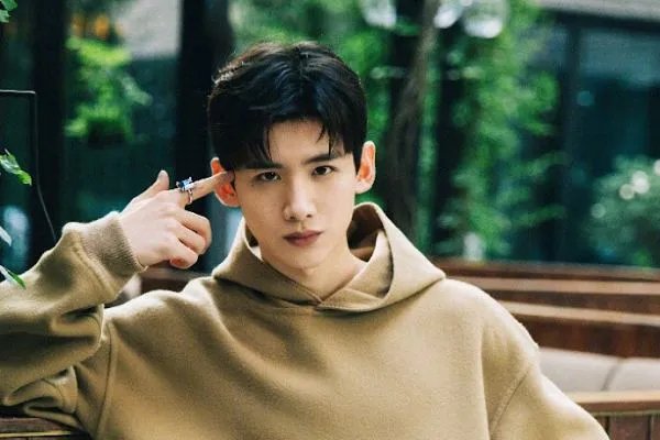 看明星大侦探觉得白敬亭长得很帅,也非常聪明,但为什么不火呢?