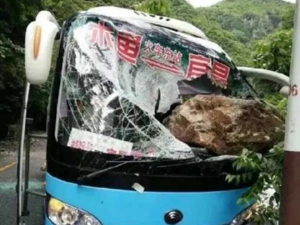 四川大巴被飞石砸中8死16伤,谁之过?