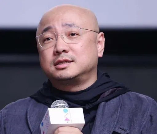 徐峥新片惹争议,拍摄地全是人造雪无人处理,周边商铺愤怒报警,咋回事?
