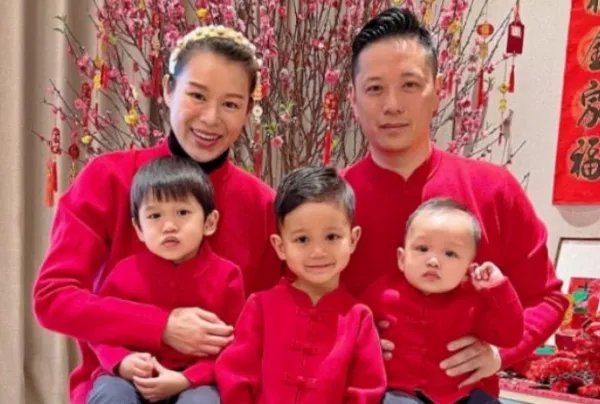 胡杏儿晒夫妻合照,无滤镜白发抢镜,他们的状态如何?