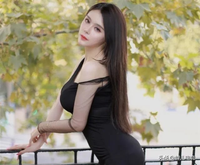 曾经被斗鱼公认为“第一球王”的张琪格,现在落魄只能当车模!网友:好可惜!如何评价?