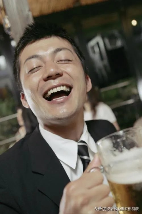如何看待3男子黄瓜配花生米喝117瓶啤酒？
