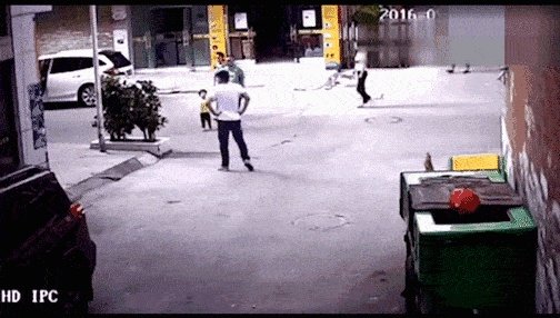 女性一个人带孩子上街,碰到人贩子明抢,人贩子对周围人喊:“我们是一家的,你们谁都别管这事”,该怎么办?