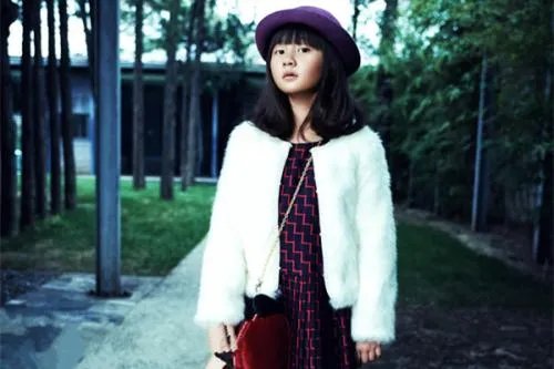 关悦携大女儿逛街,那些明星女儿你最喜欢谁的?