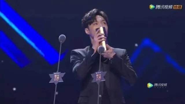 张艺兴为什么会跪下?