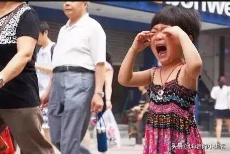 女性一个人带孩子上街,碰到人贩子明抢,人贩子对周围人喊:“我们是一家的,你们谁都别管这事”,该怎么办?