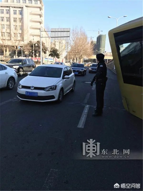 哈尔滨一67路公交车“崴脚”被卡二环桥下,你怎么看待这件事?