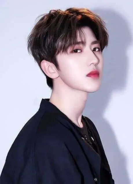 蔡徐坤跑男路透生图曝光,化身旗手被赞可爱,为何引得现场男粉尖叫呢?