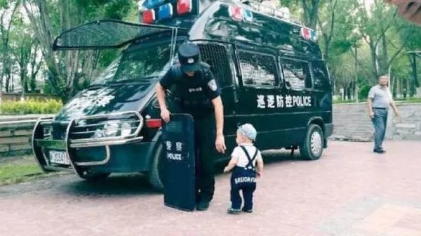 1岁儿子遇警察爸爸抱着盾牌不撒手是怎么回事?