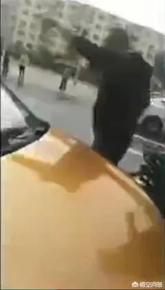 哈尔滨摩托车司机与的哥起争执心脏病发身亡,涉事的哥被批捕,你觉得出租车司机冤吗?
