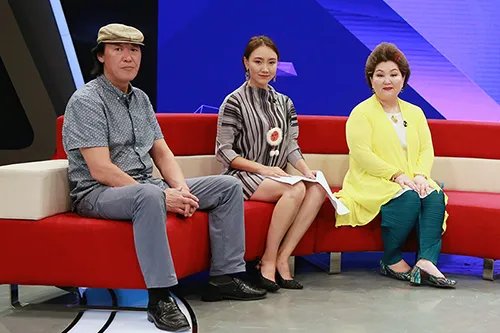 吉祥三宝中，爸爸去世，妈妈隐退，女儿如今怎么样了？