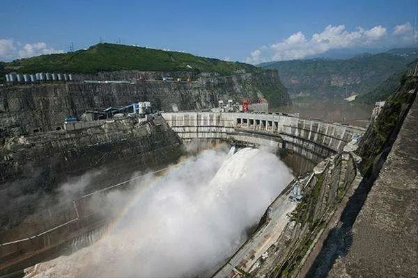 印度大坝建42年启用首日坍塌