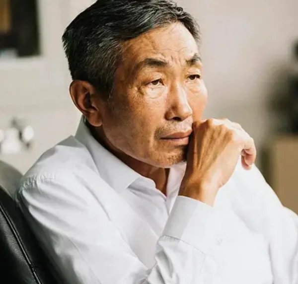 杜源4岁认识妻子，出道多年至今无绯闻，女儿成了最大的骄傲，你怎么看？