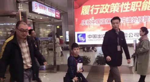 康康探班爸爸胡军感动发文是什么情况?