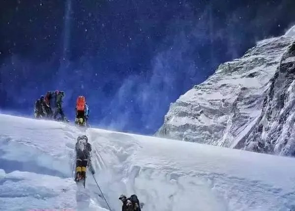 如何看待男子登珠峰在8600米高度倒下上百人路过无人救?