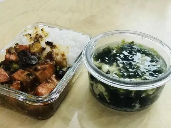 浙江公司禁止员工热饭一事引发关注，此事背后的真相到底是什么呢？