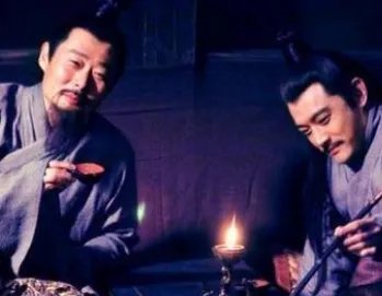 在赤壁之战中,火烧赤壁是谁提出来的?是诸葛亮吗