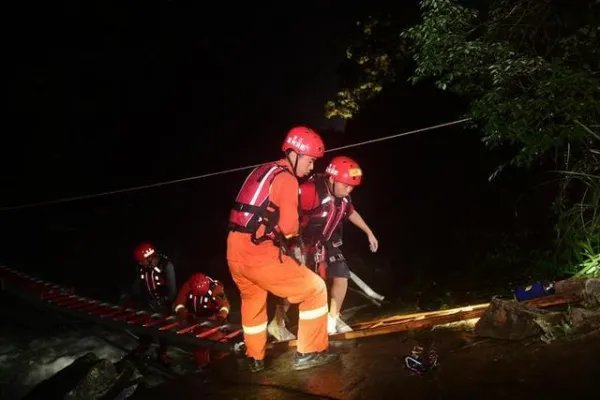 重庆一家11人溶洞避暑9人失联,消防员彻夜救援,她们遇到了什么难题?