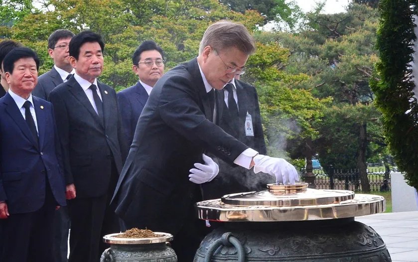 文在寅上任首日赴显忠院参拜是怎么回事?