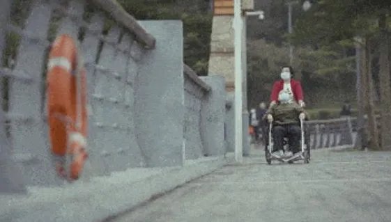 那个感动全国,被称作“折叠人”的李华,4次手术后现状怎样?